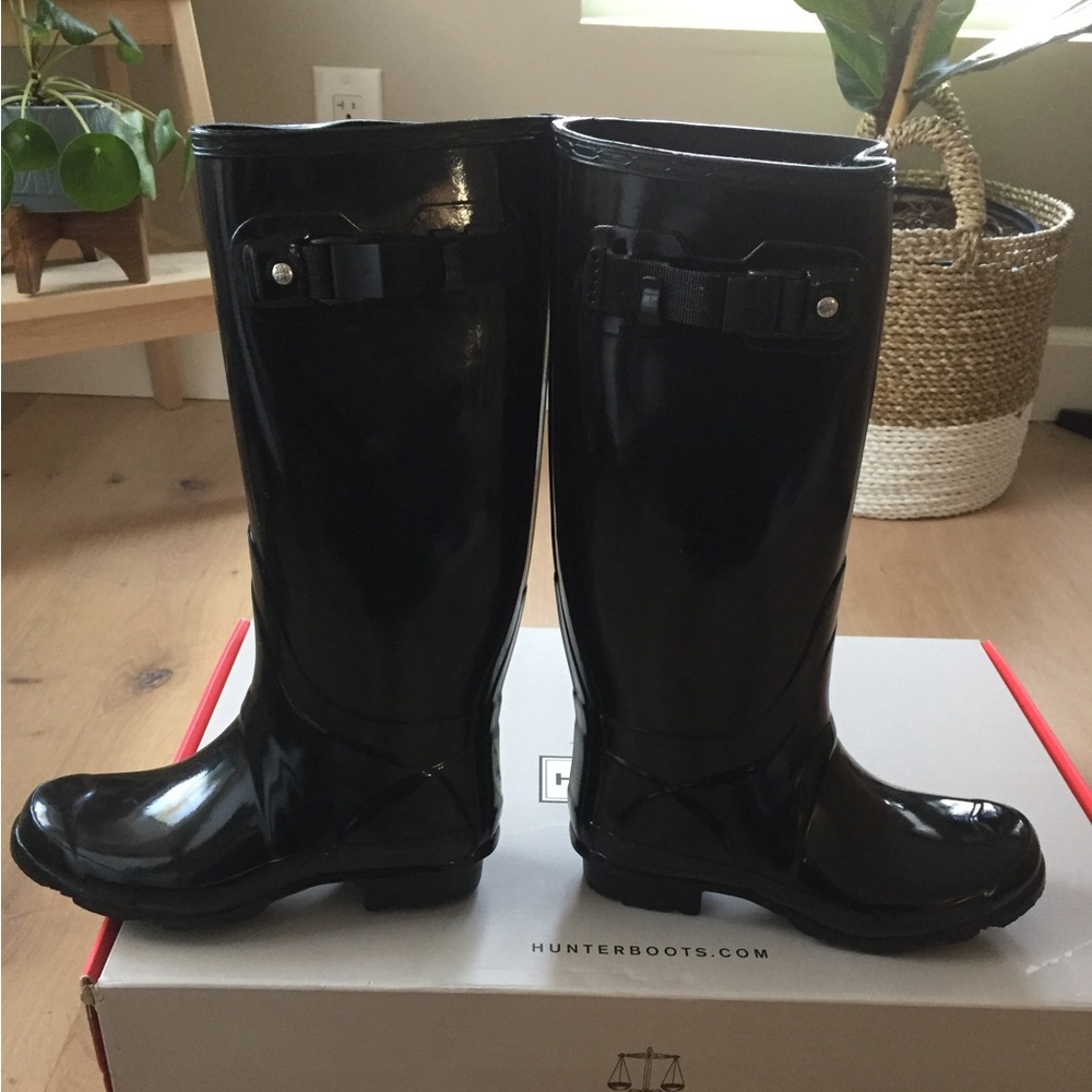 Hunter black gloss huntress boots (runs large)